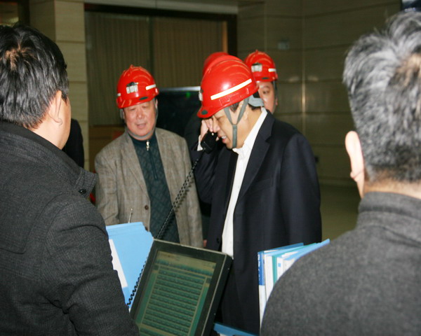 周洪电话调度井下安全生产.jpg