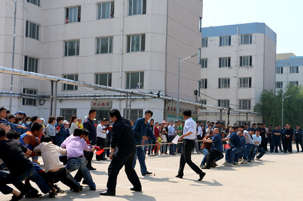 泗河煤矿举办拔河比赛 (1)_副本.jpg