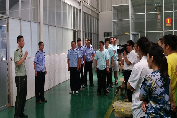 酒业公司开展消防逃生应急演练 (1).jpg