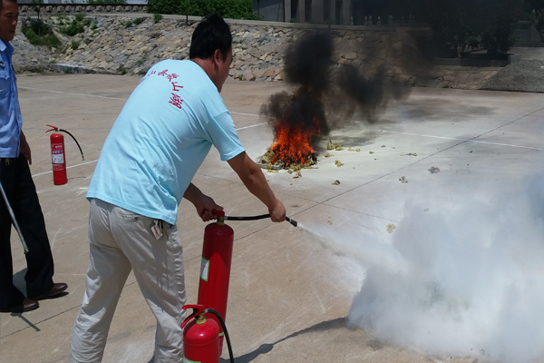 酒业公司开展消防逃生应急演练 (2).jpg