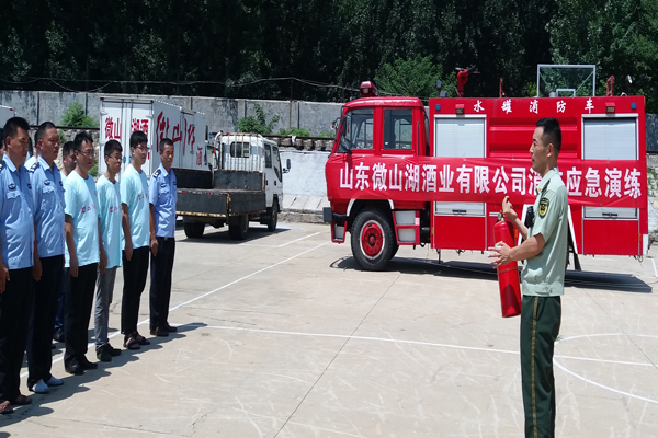 酒业公司开展消防逃生应急演练 (4).jpg