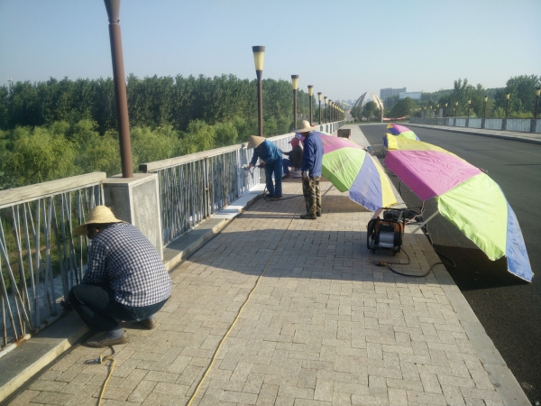 机修厂不畏酷暑让湿地公司观景桥换新颜1.jpg