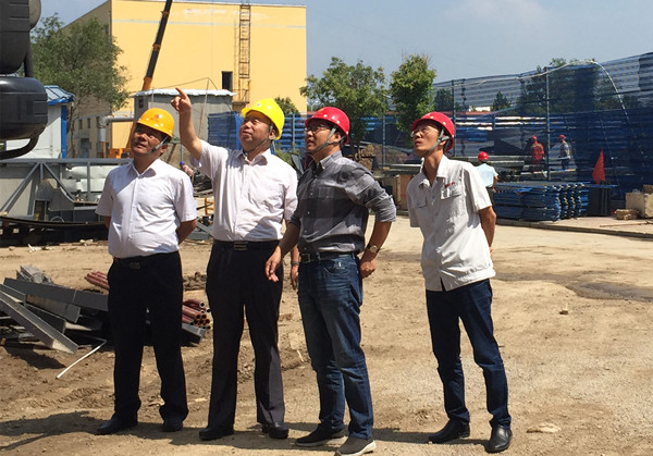 集团公司总经理贾凤君来热电公司指导锅炉安装工作 (1)_副本.jpg