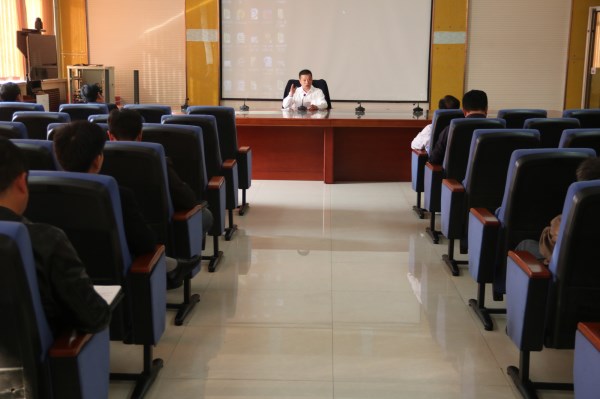 崔庄煤矿组织干部职工认真学习《员工奖惩规定》 (1).JPG