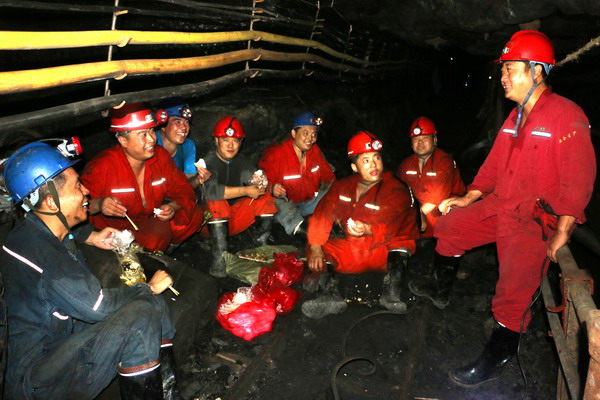 干群心连心 和谐一家人.jpg